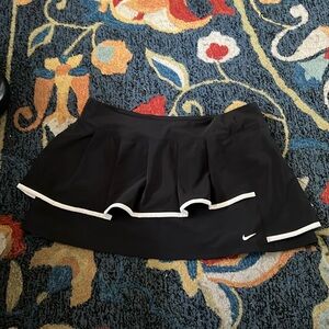 Nike black and white tennis skirt